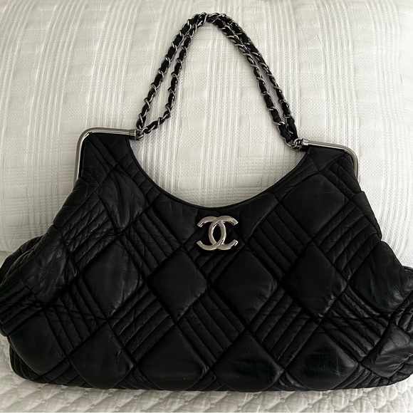 Authentic CHANEL Shoulder Bag with Silver Hardware in Excellent Condition! - Picture 2 of 11